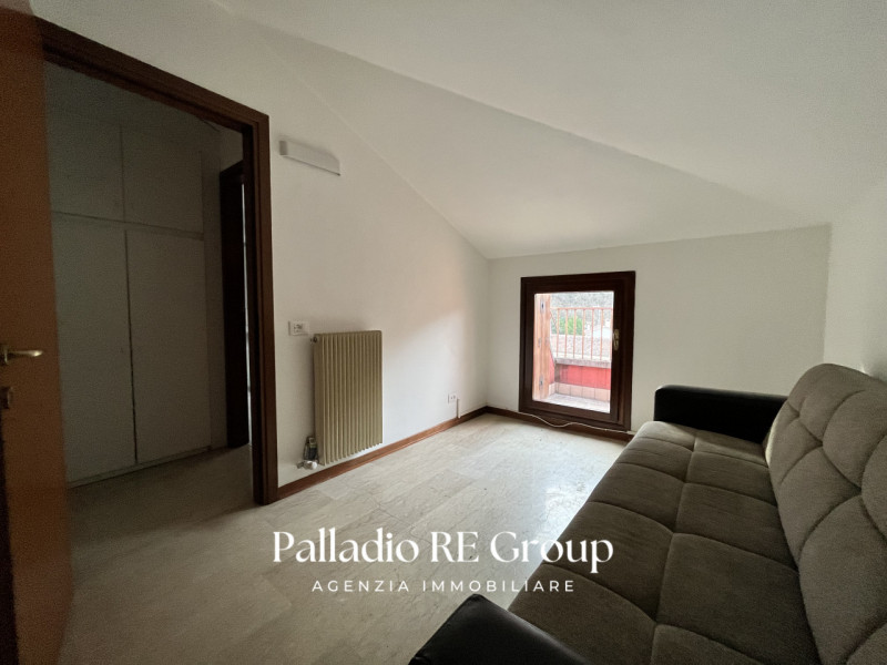 In un bel complesso residenziale situato nel tranquillo quartiere di Sant'Agostino Nogarazza, pro...