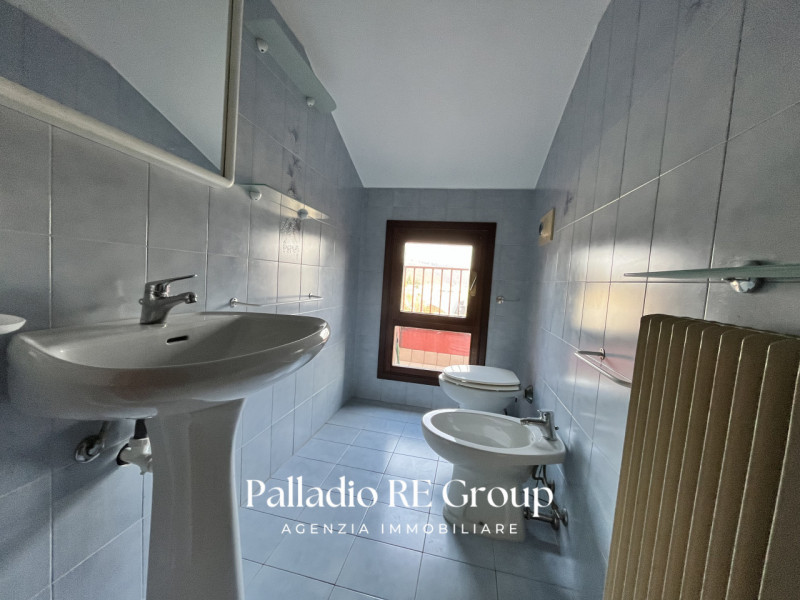 In un bel complesso residenziale situato nel tranquillo quartiere di Sant'Agostino Nogarazza, pro...