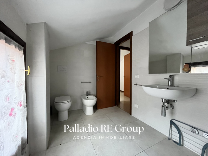 In un bel complesso residenziale situato nel tranquillo quartiere di Sant'Agostino Nogarazza, pro...