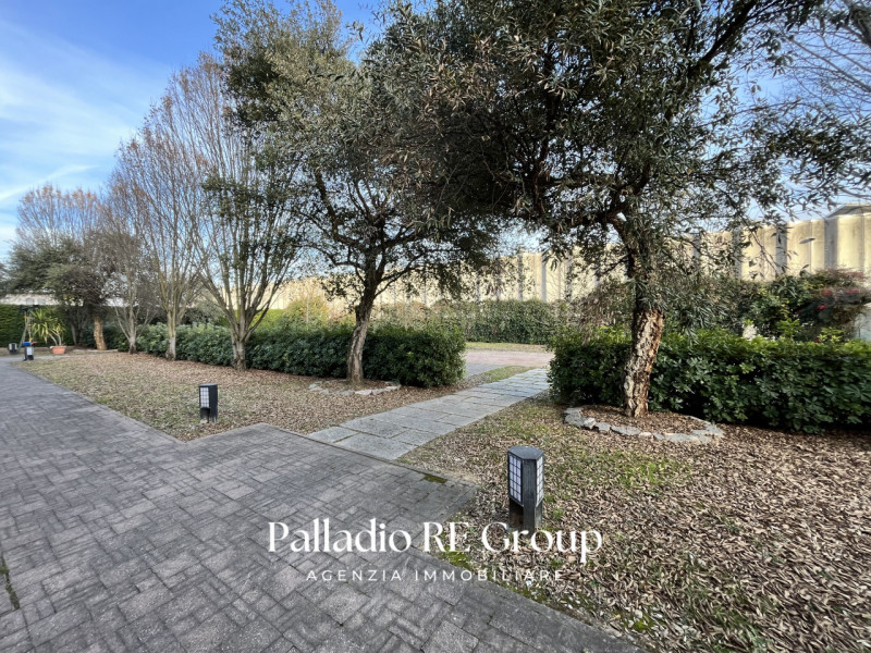 In un bel complesso residenziale situato nel tranquillo quartiere di Sant'Agostino Nogarazza, pro...