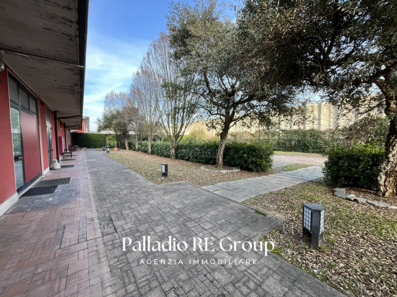 In un bel complesso residenziale situato nel tranquillo quartiere di Sant'Agostino Nogarazza, pro...