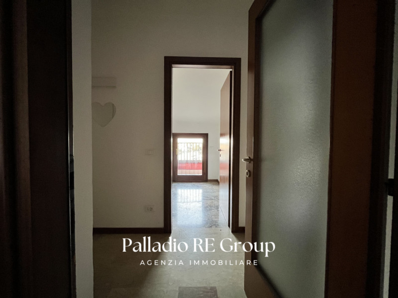 In un bel complesso residenziale situato nel tranquillo quartiere di Sant'Agostino Nogarazza, pro...