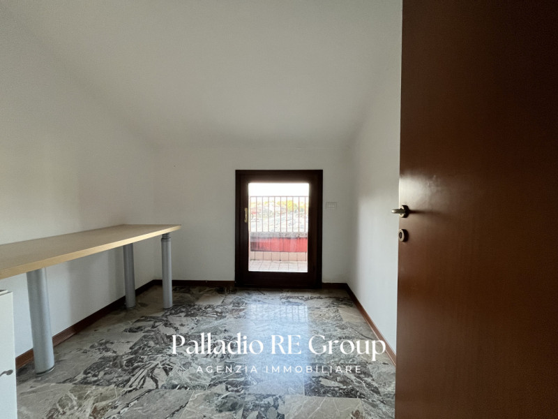 In un bel complesso residenziale situato nel tranquillo quartiere di Sant'Agostino Nogarazza, pro...