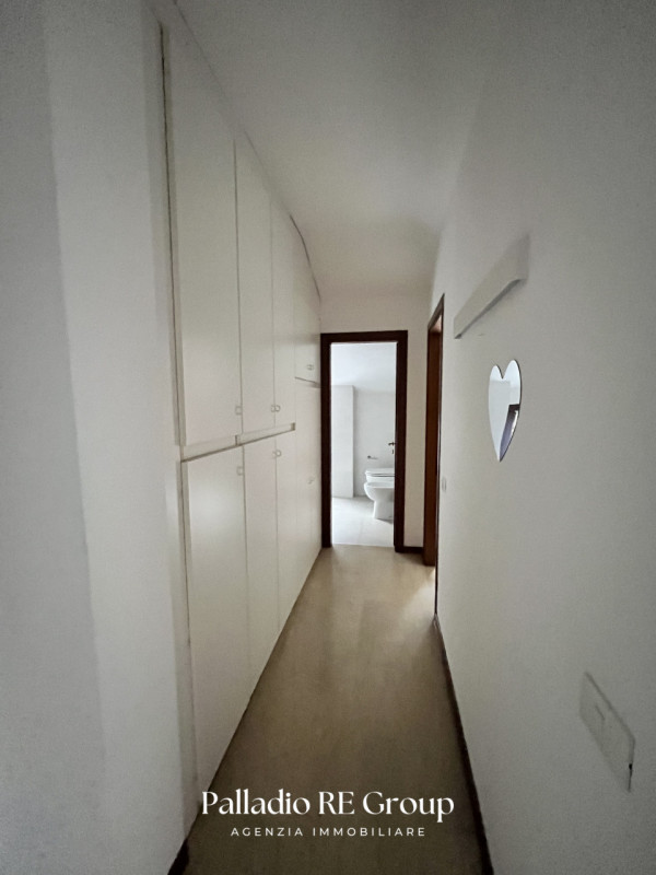 In un bel complesso residenziale situato nel tranquillo quartiere di Sant'Agostino Nogarazza, pro...