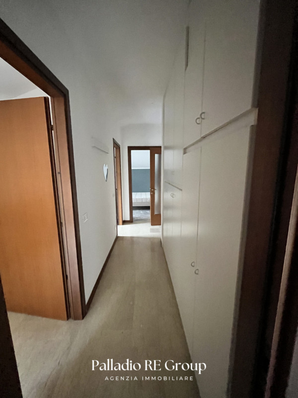 In un bel complesso residenziale situato nel tranquillo quartiere di Sant'Agostino Nogarazza, pro...