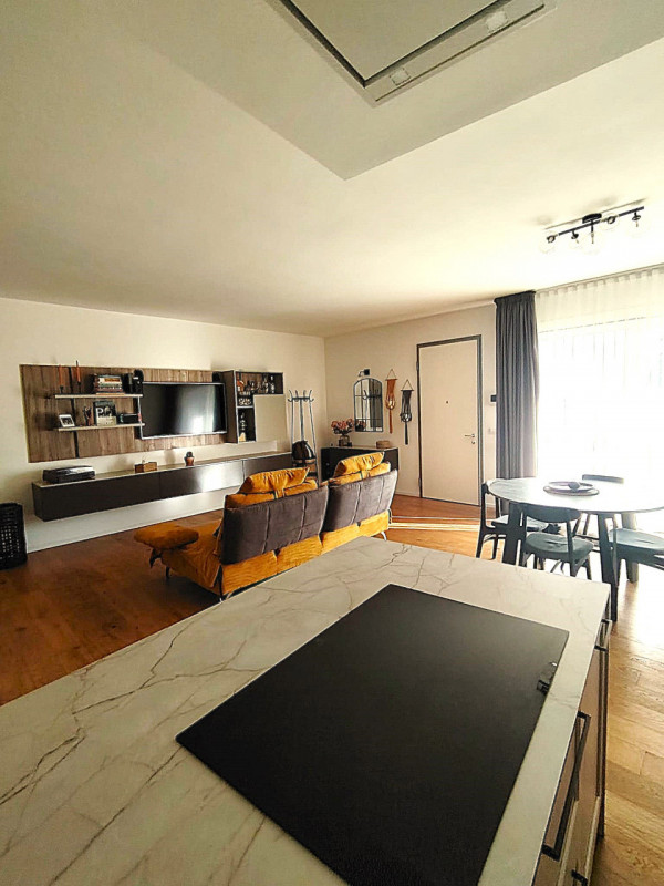 Porzione di quadrifamiliare del 2022 disposta su due livelli e dotata di giardino privato. L’espo...