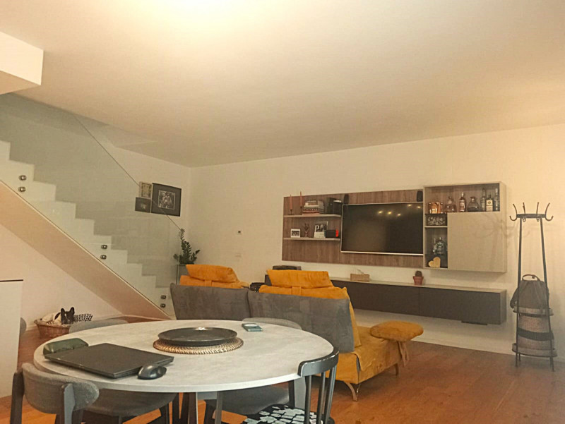 Porzione di quadrifamiliare del 2022 disposta su due livelli e dotata di giardino privato. L’espo...