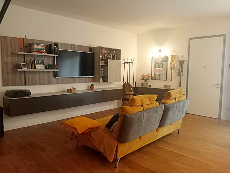 Porzione di quadrifamiliare del 2022 disposta su due livelli e dotata di giardino privato. L’espo...