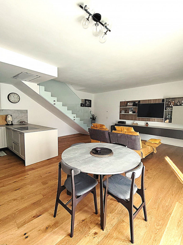 Porzione di quadrifamiliare del 2022 disposta su due livelli e dotata di giardino privato. L’espo...