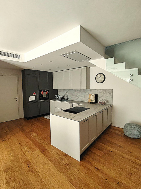 Porzione di quadrifamiliare del 2022 disposta su due livelli e dotata di giardino privato. L’espo...