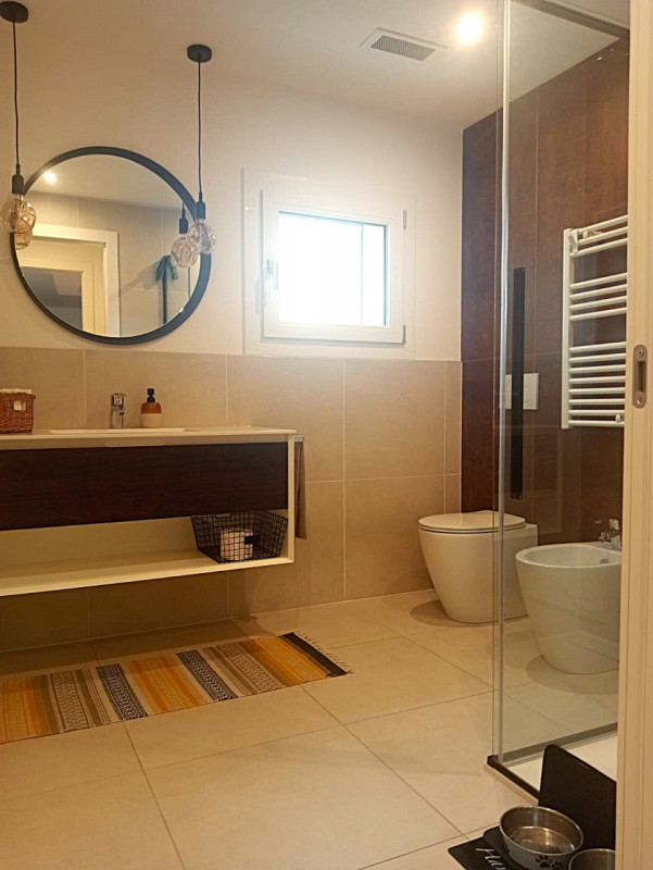 Porzione di quadrifamiliare del 2022 disposta su due livelli e dotata di giardino privato. L’espo...