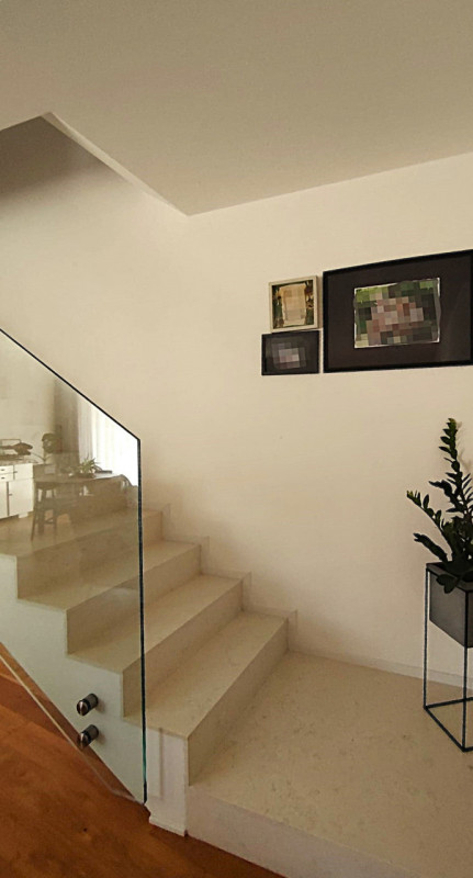 Porzione di quadrifamiliare del 2022 disposta su due livelli e dotata di giardino privato. L’espo...