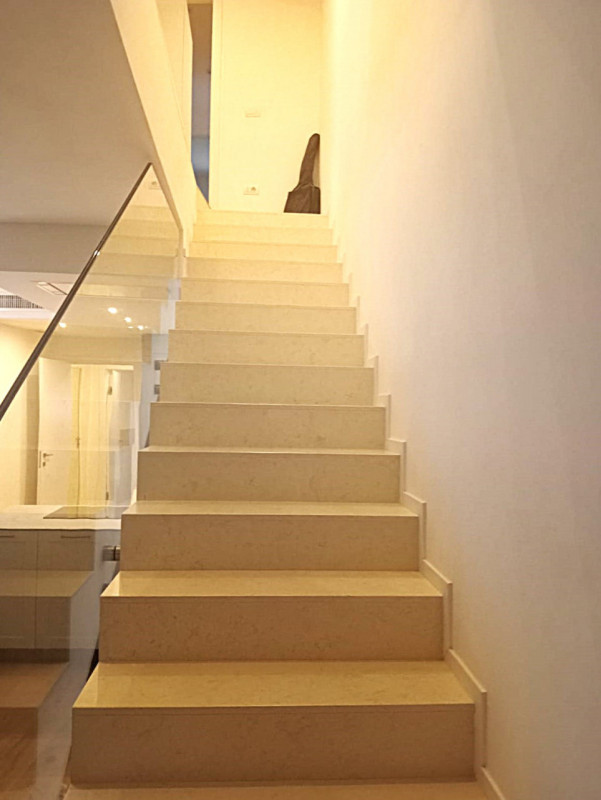 Porzione di quadrifamiliare del 2022 disposta su due livelli e dotata di giardino privato. L’espo...