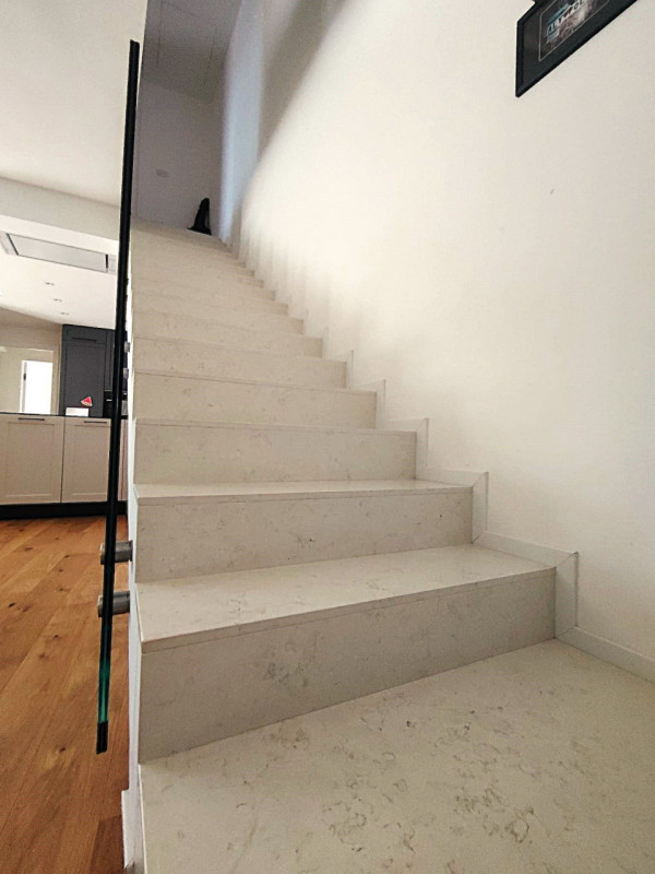 Porzione di quadrifamiliare del 2022 disposta su due livelli e dotata di giardino privato. L’espo...