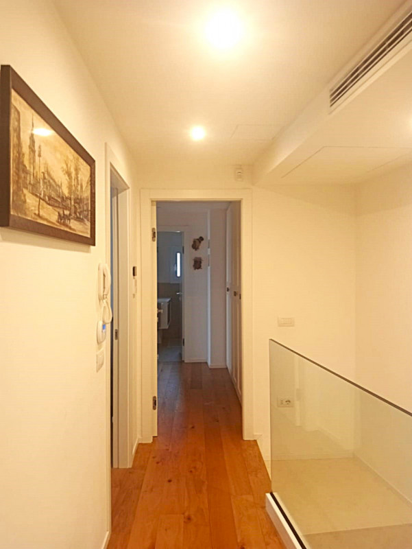 Porzione di quadrifamiliare del 2022 disposta su due livelli e dotata di giardino privato. L’espo...