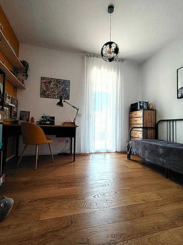 Porzione di quadrifamiliare del 2022 disposta su due livelli e dotata di giardino privato. L’espo...