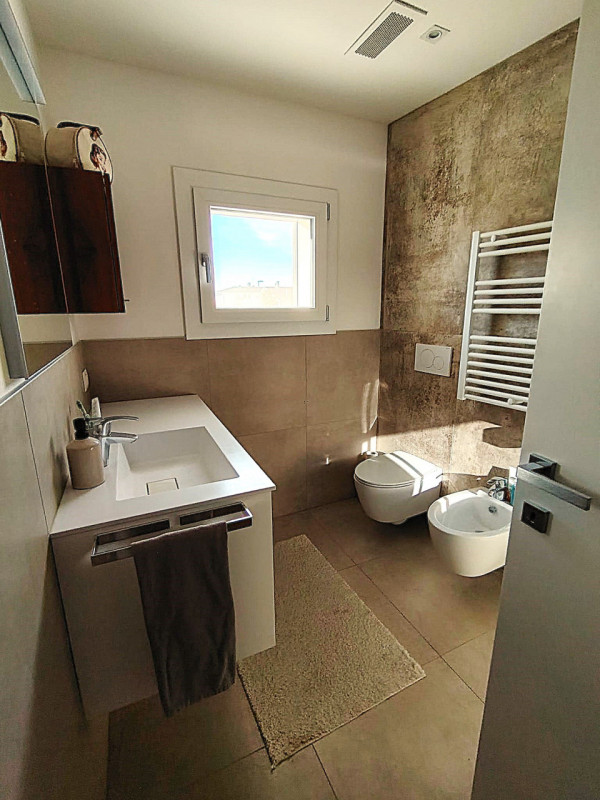 Porzione di quadrifamiliare del 2022 disposta su due livelli e dotata di giardino privato. L’espo...