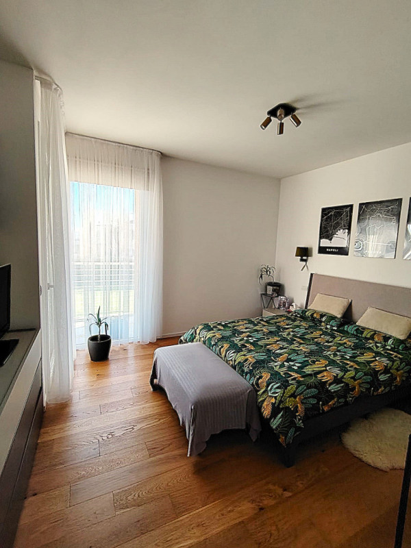 Porzione di quadrifamiliare del 2022 disposta su due livelli e dotata di giardino privato. L’espo...