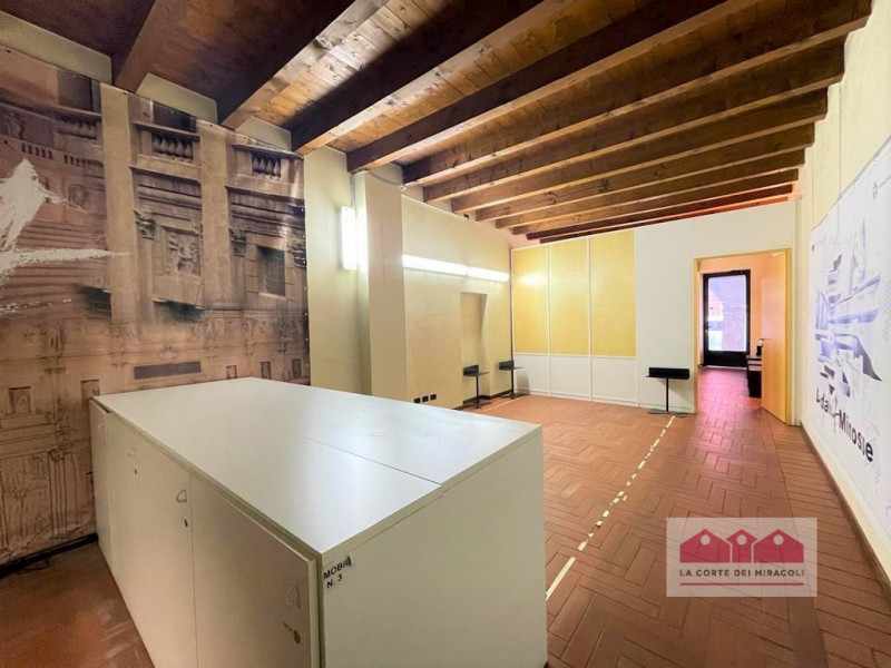 CENTRO STORICO – SAN ROCCO: UFFICIO AL PIANO TERRA. RICHIESTA EURO 900 INCLUSO DI CONDOMINIALI. R...