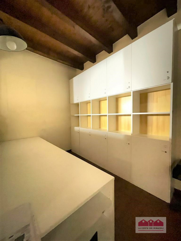 CENTRO STORICO – SAN ROCCO: UFFICIO AL PIANO TERRA. RICHIESTA EURO 900 INCLUSO DI CONDOMINIALI. R...