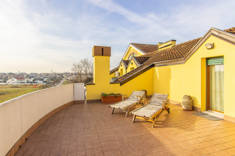 In via A. Dal Pozzo, proponiamo appartamento recente ristrutturato, inserito in contesto verdeggi...