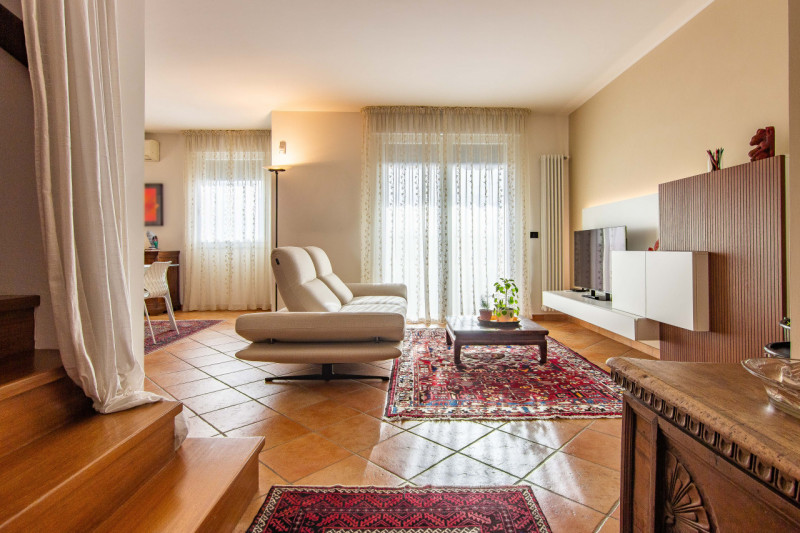 In via A. Dal Pozzo, proponiamo appartamento recente ristrutturato, inserito in contesto verdeggi...