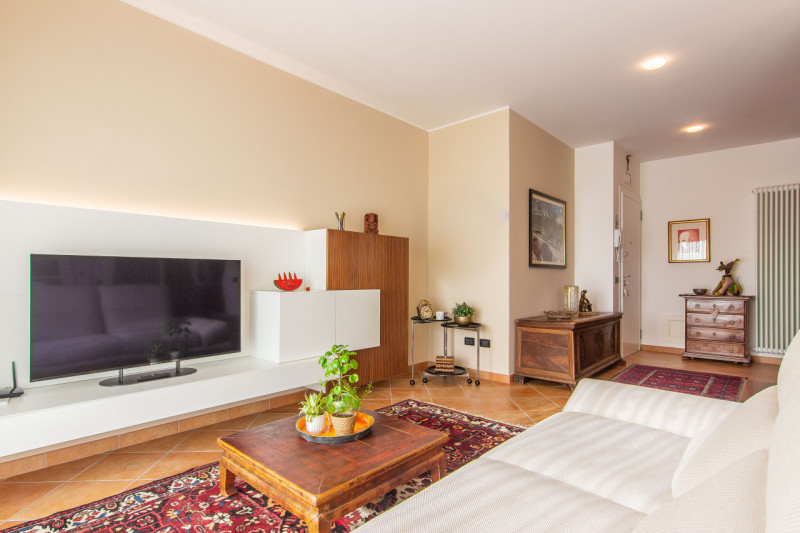 In via A. Dal Pozzo, proponiamo appartamento recente ristrutturato, inserito in contesto verdeggi...