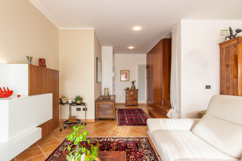 In via A. Dal Pozzo, proponiamo appartamento recente ristrutturato, inserito in contesto verdeggi...