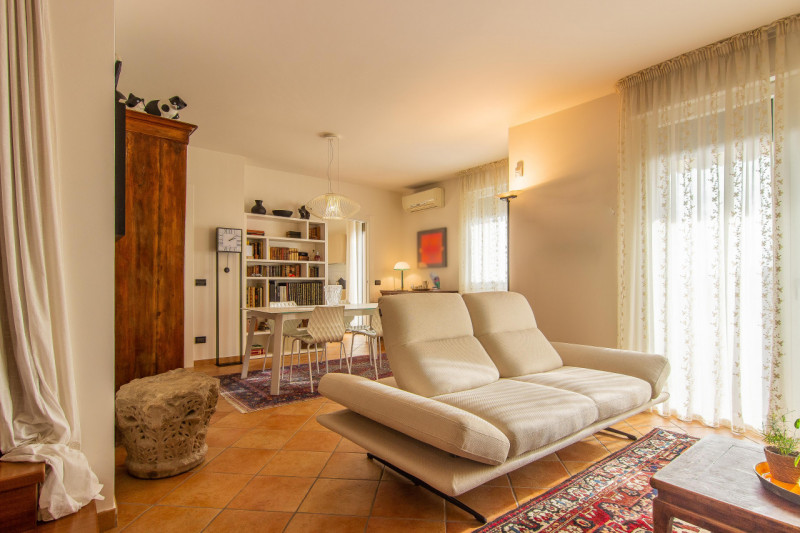 In via A. Dal Pozzo, proponiamo appartamento recente ristrutturato, inserito in contesto verdeggi...