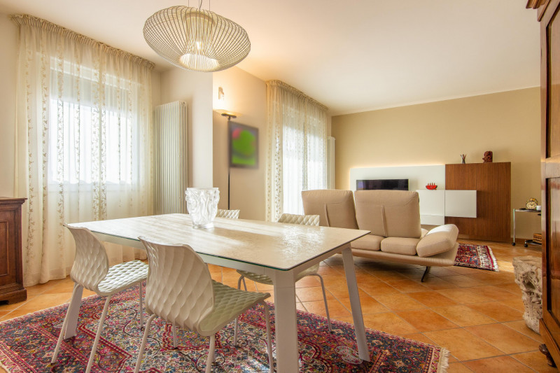 In via A. Dal Pozzo, proponiamo appartamento recente ristrutturato, inserito in contesto verdeggi...