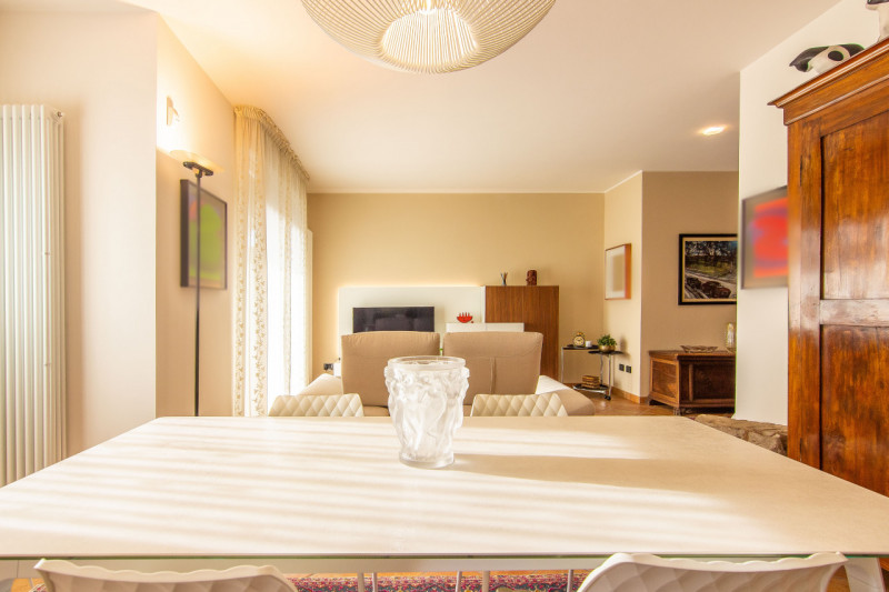 In via A. Dal Pozzo, proponiamo appartamento recente ristrutturato, inserito in contesto verdeggi...