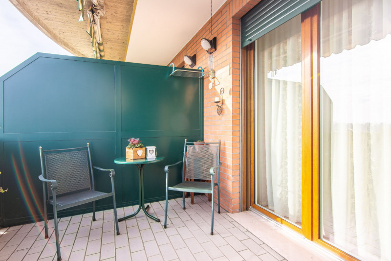 In via A. Dal Pozzo, proponiamo appartamento recente ristrutturato, inserito in contesto verdeggi...