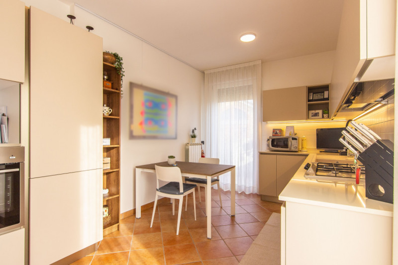 In via A. Dal Pozzo, proponiamo appartamento recente ristrutturato, inserito in contesto verdeggi...