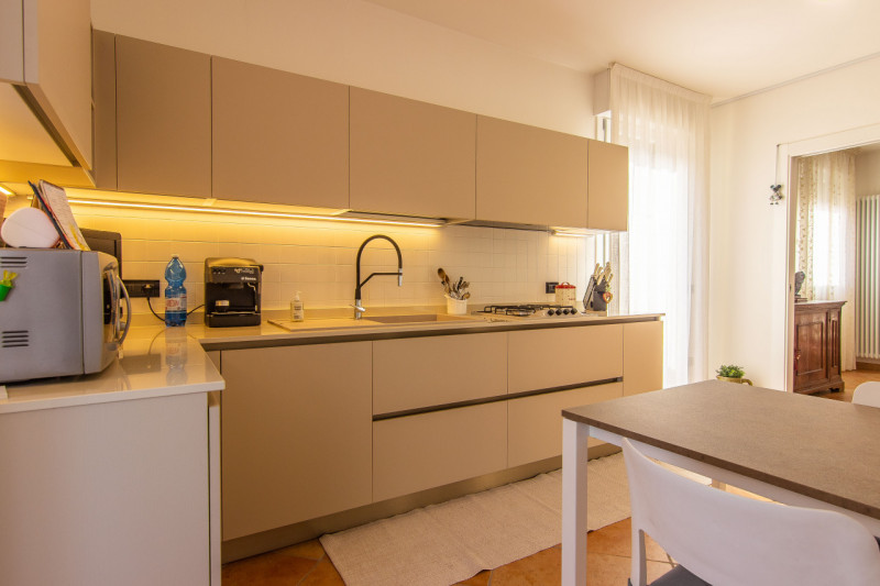 In via A. Dal Pozzo, proponiamo appartamento recente ristrutturato, inserito in contesto verdeggi...