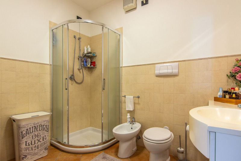 In via A. Dal Pozzo, proponiamo appartamento recente ristrutturato, inserito in contesto verdeggi...