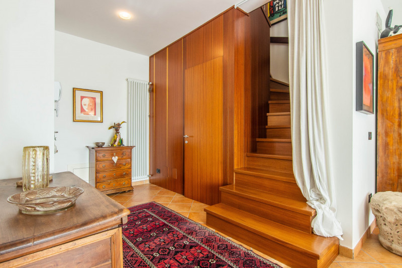 In via A. Dal Pozzo, proponiamo appartamento recente ristrutturato, inserito in contesto verdeggi...