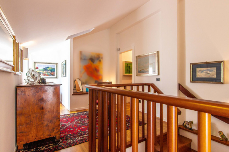 In via A. Dal Pozzo, proponiamo appartamento recente ristrutturato, inserito in contesto verdeggi...