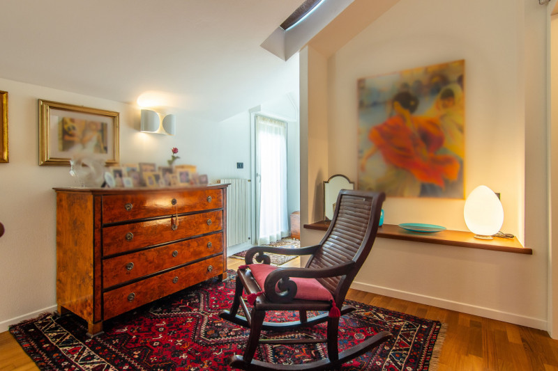 In via A. Dal Pozzo, proponiamo appartamento recente ristrutturato, inserito in contesto verdeggi...