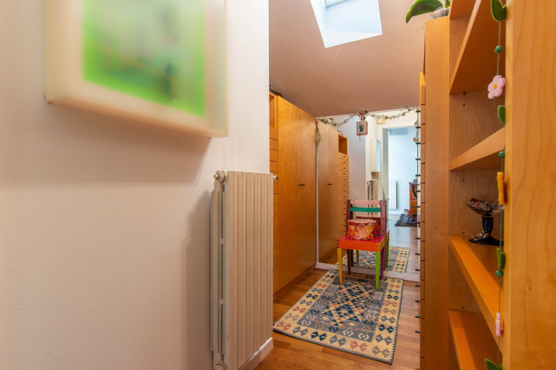 In via A. Dal Pozzo, proponiamo appartamento recente ristrutturato, inserito in contesto verdeggi...