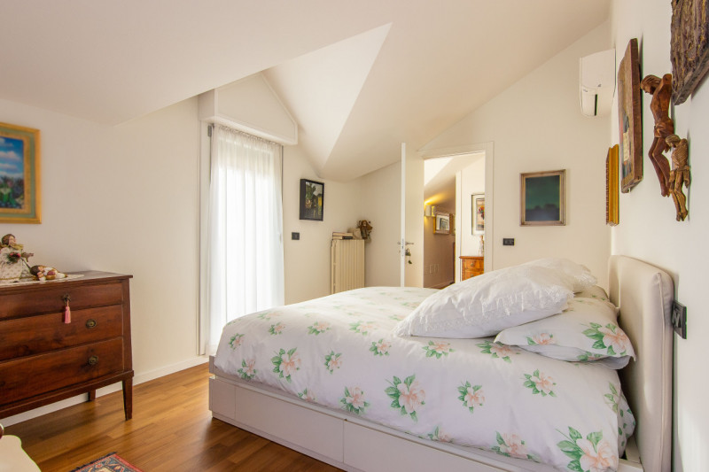 In via A. Dal Pozzo, proponiamo appartamento recente ristrutturato, inserito in contesto verdeggi...