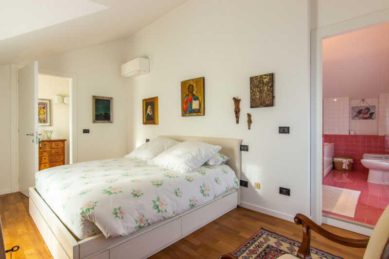 In via A. Dal Pozzo, proponiamo appartamento recente ristrutturato, inserito in contesto verdeggi...