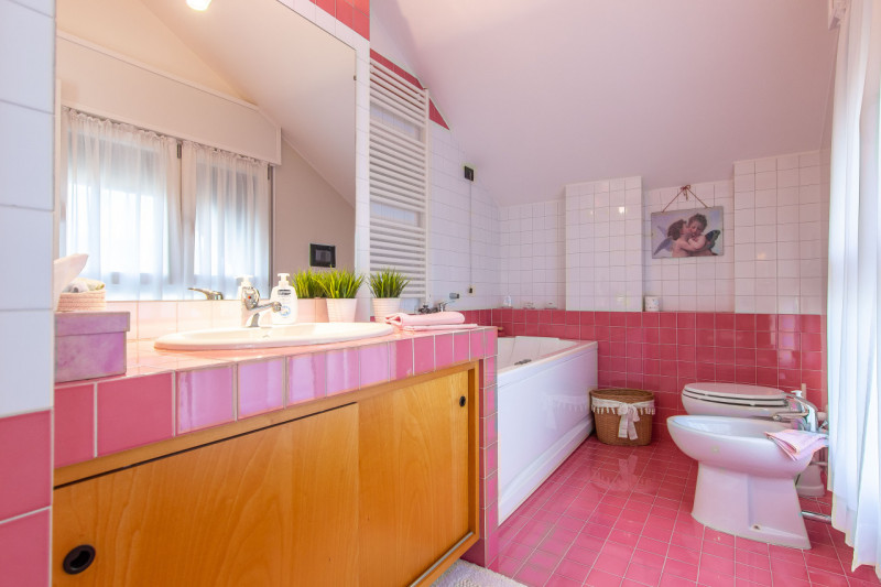 In via A. Dal Pozzo, proponiamo appartamento recente ristrutturato, inserito in contesto verdeggi...