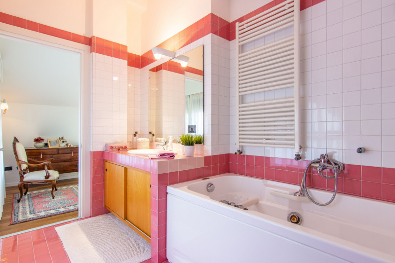 In via A. Dal Pozzo, proponiamo appartamento recente ristrutturato, inserito in contesto verdeggi...