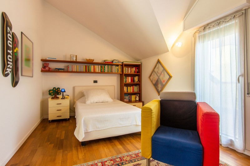 In via A. Dal Pozzo, proponiamo appartamento recente ristrutturato, inserito in contesto verdeggi...