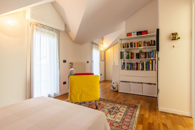 In via A. Dal Pozzo, proponiamo appartamento recente ristrutturato, inserito in contesto verdeggi...