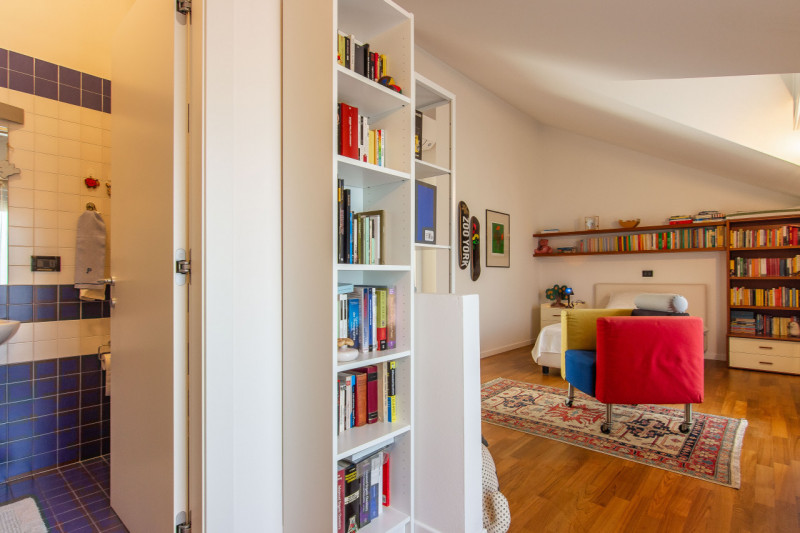 In via A. Dal Pozzo, proponiamo appartamento recente ristrutturato, inserito in contesto verdeggi...