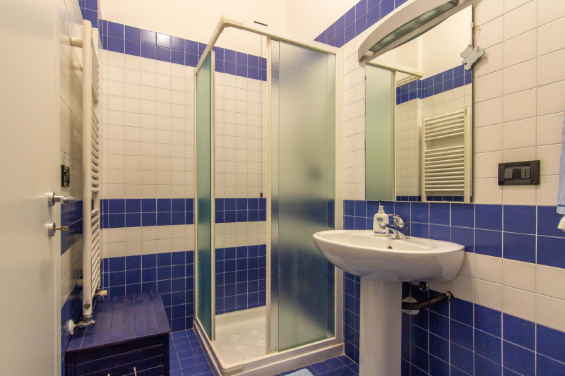 In via A. Dal Pozzo, proponiamo appartamento recente ristrutturato, inserito in contesto verdeggi...