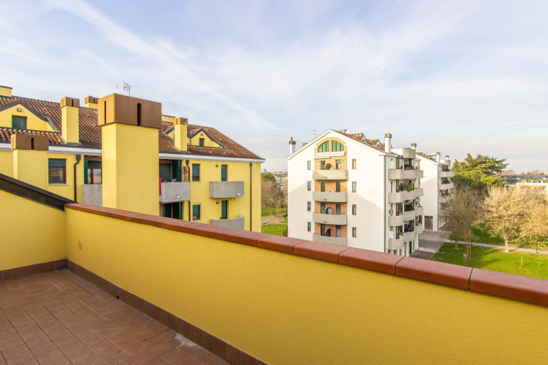 In via A. Dal Pozzo, proponiamo appartamento recente ristrutturato, inserito in contesto verdeggi...