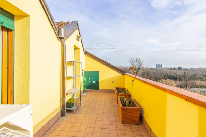 In via A. Dal Pozzo, proponiamo appartamento recente ristrutturato, inserito in contesto verdeggi...