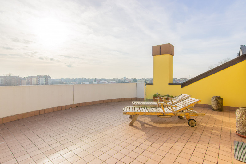 In via A. Dal Pozzo, proponiamo appartamento recente ristrutturato, inserito in contesto verdeggi...